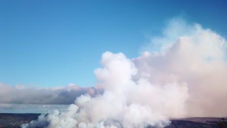 Toma-Panorámica-Amplia-Con-Cardán-Del-Vog-Y-El-Humo-Del-Kilauea-Una-Hora-Después-De-La-Erupción-En-Septiembre-De-2023-En-La-Gran-Isla-De-Hawái.