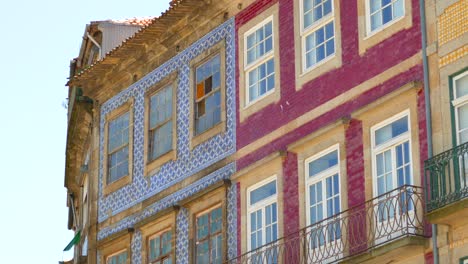 Vintage-Tiled-Walls-Of-Houses-In-The-Historic-Streets-Of-Porto,-Portugal