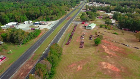 Coches-Y-Jb-Hunt-Camión-De-Transporte-De-Carga-En-La-Autopista-Interestatal-85-I-85-En-Alabama---Coches-Viejos-Enterrados,-Sylacauga,-Alabama.
