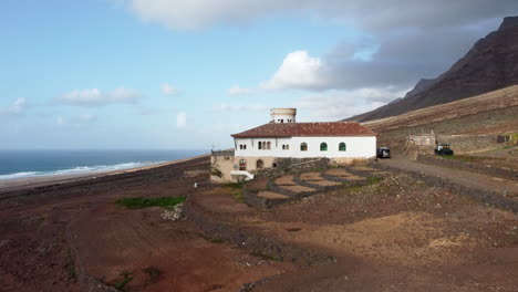 Casa-Winter-museum-on-a-slope-in-south-Fuerteventura,-ocean-view