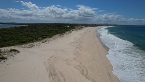 Schaumige-Meereswellen-Plätschern-Am-Sandstrand-Von-Mungo-Beach-In-New-South-Wales,-Australien-–-Drohnenaufnahme