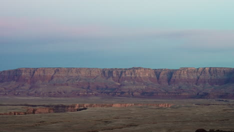 Vista-Panorámica-Del-Paisaje-De-La-Formación-De-Meseta-Rocosa-En-Los-Vastos-Desiertos-Vacíos-De-Arizona,-EE.UU.-Al-Amanecer.