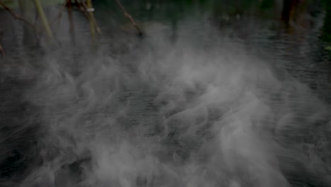 Unheimlicher-Nebliger-Nebel,-Der-über-Der-Wasseroberfläche-Schwebt