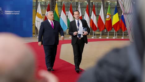 El-Primer-Ministro-Húngaro,-Viktor-Orbán,-Llega-A-La-Alfombra-Roja-De-La-Cumbre-Del-Consejo-Europeo-En-Bruselas,-Bélgica,-En-Cámara-Lenta.