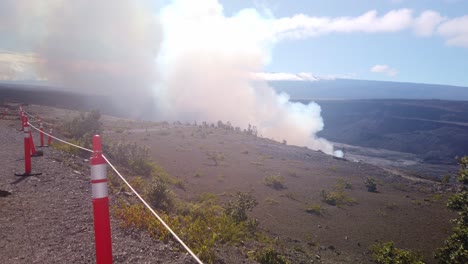 Eine-Kardanische-Aufnahme-Nähert-Sich-Dem-Kraterrand-Des-Kilauea,-Nur-Wenige-Minuten-Nach-Dem-Ausbruch-Im-September-2023-Auf-Der-Großen-Insel-Hawaii