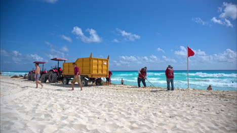 Eine-Gruppe-Freiwilliger-Regierungsmitarbeiter-Reinigt-An-Einem-Strahlend-Sonnigen-Tag-Den-Strand-In-Cancun,-Mexiko