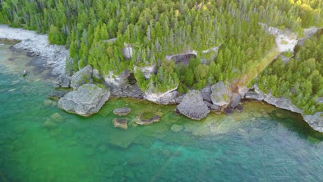 Drone-view-of-the-stunning-Georgian-Bay-coast-in-Ontario,-Canada