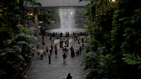 Schwenkansicht-Der-Besucher-Am-Regenwirbel-Am-Flughafen-Jewel-Changi-In-Singapur
