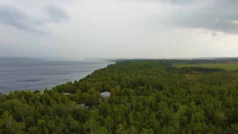 Aerial-view-of-wide-vegetation-and-the-stunning-Georgian-Bay-coast-in-Ontario,-Canada