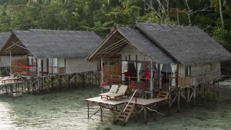Drohne-Fängt-Gemütliches-Strandhaus-An-Der-Indonesischen-Küste-Ein