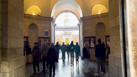 Ein-4-km-Spaziergang-Durch-Die-Berühmten-Tore-Der-Trinity-College-University-In-Dublin,-Irland,-Bei-Dem-Der-Prächtige-Glockenturm-Freigelegt-Wird