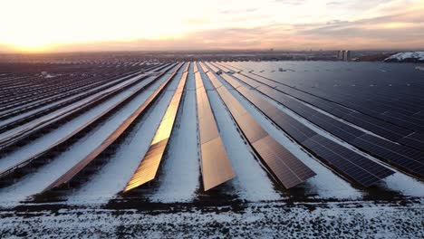 Ein-Großes-Solarkraftwerk-Im-Verschneiten-Kanadischen-Winter