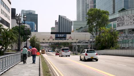 Verkehr,-Der-Auf-Der-Neuen-Brückenstraße-In-Singapur-Vorbeifährt,-Mit-ERP-Schild-Am-Brückenportal