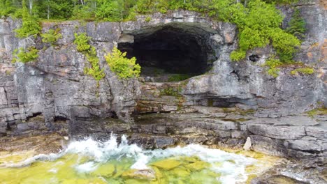 Vista-Cercana-De-Las-Cuevas-De-La-Gruta-En-La-Península-De-Bruce,-Ontario,-Canadá
