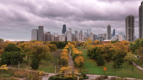 Luftaufnahme-Des-Chicago-Lincoln-Park-Im-Herbst-Mit-Der-Skyline-Der-Stadt-Im-Hintergrund