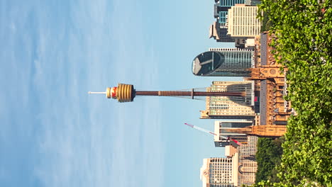 Sydney-Tower-Und-Skyline---Tagsüber-Vertikaler-Zeitraffer