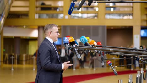 Finish:-Premierminister-Petteri-Orpo-Im-Gespräch-Mit-Der-Presse-Auf-Dem-Gipfel-Des-Europäischen-Rates-In-Brüssel,-Belgien-–-Profilaufnahme