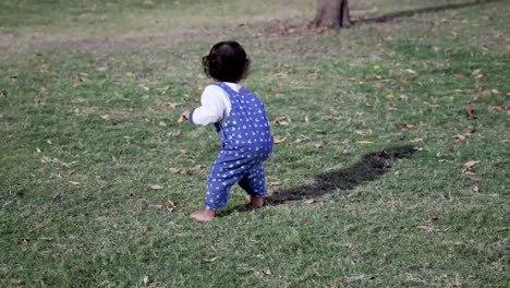 Lindo-Niño-Tratando-De-Caminar-En-El-Parque-De-Hierba-Verde-Desde-Diferentes-ángulos