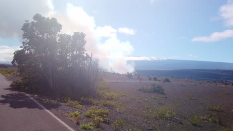 Gimbal-Aufnahme,-Die-Sich-Der-Sicherheitskegelzone-Um-Den-Kraterrand-Von-Kilauea-Nähert,-Nur-Wenige-Augenblicke-Nach-Beginn-Des-Ausbruchs-Im-September-2023-Auf-Der-Insel-Hawaii