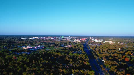 Luftaufnahme-Der-Stadt-Gainesville-Mit-Blauem-Himmel-Im-Hintergrund,-Florida,-USA