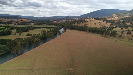 Aerial-along-the-Goulburn-River-and-over-farm-paddocks-near-Eildon,-Victoria,-Australia
