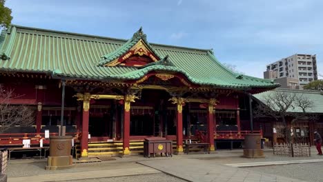 Panning-shot-of-Nezu-Shrine-tokyo-japan