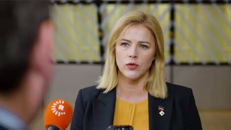 Die-Lettische-Premierministerin-Evika-Siliņa-Spricht-Mit-Der-Presse-Auf-Dem-Gipfel-Des-Europäischen-Rates-In-Brüssel,-Belgien-–-Nahaufnahme