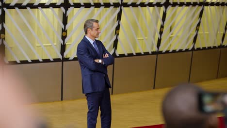 El-Primer-Ministro-Griego,-Kyriakos-Mitsotakis,-Esperando-Para-Dar-Una-Declaración-En-La-Cumbre-Del-Consejo-Europeo-En-Bruselas,-Bélgica.