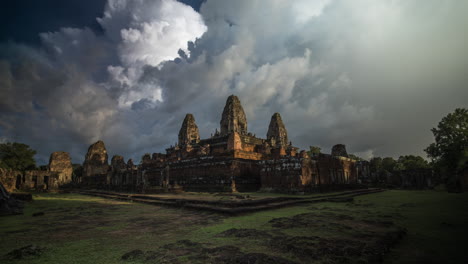 Dynamische-Wolken,-Während-Sich-über-Dem-Angkor-Tempel-Ein-Sturm-Aufbaut