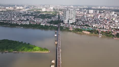 Cruzando-El-Largo-Puente-Bein,-En-Dirección-A-Los-Rascacielos,-Hanoi