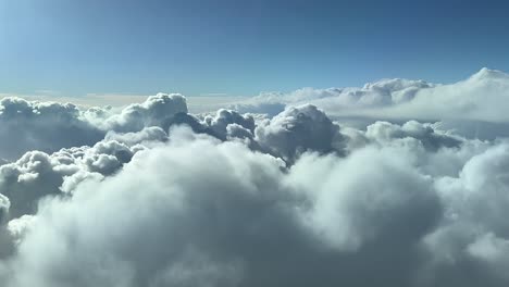 Die-Perspektive-Eines-Piloten,-Der-über-Einen-Stürmischen-Himmel-Voller-Kumuluswolken-Fliegt