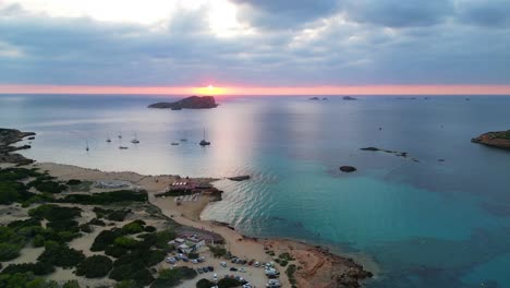 Schöne-Luftaufnahme-Von-Oben,-Flug,-Sonnenuntergang,-Bewölkter-Himmel,-Strand,-Ibiza,-Spanien,-Cala-Comte