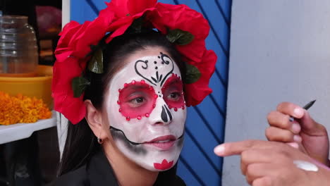 Primer-Plano:-Mujer-Hispana-Se-Pinta-La-Cara-Para-El-Día-De-Los-Muertos,-México