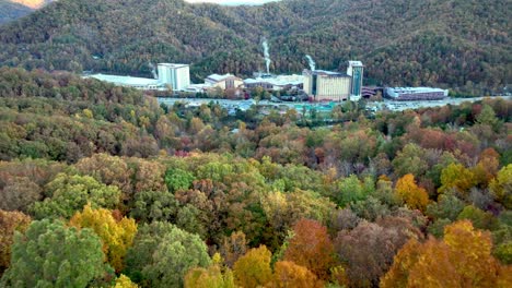 Harrahs-Casino-Im-Cherokee-Resort-Im-Herbst-Aus-Der-Luft