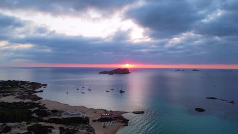 Beste-Luftaufnahme-Von-Oben,-Flug,-Sonnenuntergang,-Bewölkter-Himmel,-Strand,-Ibiza,-Spanien,-Cala-Comte