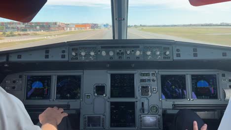 Airbus-A320-Cockpitansicht-Während-Des-Ausrollens-In-Einem-Echten-Flug