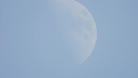 Schöner-Mond---Blauer-Himmel