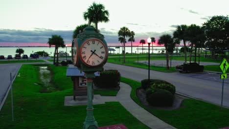 Die-Uhr-Im-Riverside-Park-In-Sebastian,-Florida