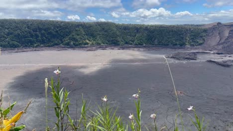 Filmischer-Weitwinkelschwenk-Des-Wanderwegs-Im-Ausgetrockneten-Lavaseegrund-Des-Kilauea-Iki-Von-Einem-Aussichtspunkt-Im-Hawaii-Vulcanes-Nationalpark-Aus