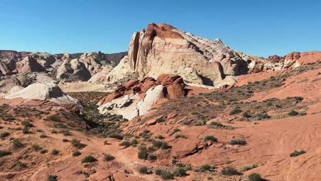 Beautiful-landscape-with-red-and-cream-of-the-Aztec-Sandstone-rock-formations-in-the-Valley-of-Fire,-Nevada