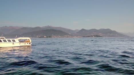 Los-Barcos-Turísticos-Cruzan-El-Lago-Maggiore-En-Un-Agradable-Y-Soleado-Día-De-Otoño.