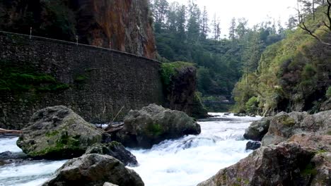 Malerische-Landschaftsansicht-Der-Schnell-Fließenden-Wildwasserstromschnellen-Am-Ohinemuri-Fluss-In-Der-Karangahake-Schlucht-Auf-Der-Nordinsel-Neuseelands,-Aotearoa
