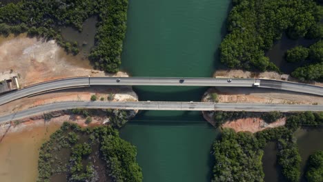 Ein-Sockelvideo,-Während-Sich-Die-Drohne-Auf-Eine-Höhere-Höhe-Bewegt-Und-Zwei-Brücken-Mit-Fahrenden-Fahrzeugen,-Die-Mangrovenwälder-Und-Dieses-Flussmündungsgewässer,-Porlamar,-Margarita-Insel,-Venezuela,-Sichtbar-Macht