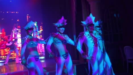 Burlesque-Tänzerinnen-Führen-Eine-Can-Can-Show-Auf-Der-Bühne-Der-Troika-Auf