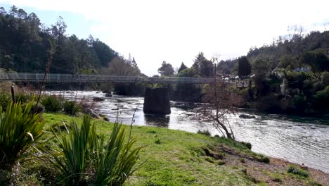 Brücke-über-Den-Ohinemuri-Fluss-In-Der-Karangahake-Schlucht-In-Der-Ländlichen-Landschaft-Der-Nordinsel-In-Neuseeland,-Aotearoa