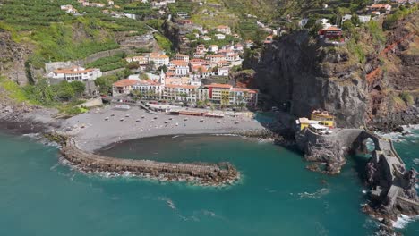 Wohnhäuser-Und-Landschaft-In-Ponta-Do-Sol,-Insel-Madeira,-Portugal