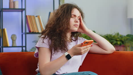 Müde-Freiberuflerin-Nutzt-Ihr-Smartphone-Und-Leidet-Unter-Kopfschmerzen,-Verspannungen,-Migräne-Und-Stress