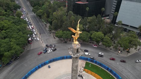 Drone-hovers-in-a-tight-circle-around-the-Angel-de-la-independencia,-giving-viewers-a-bird's-eye-view