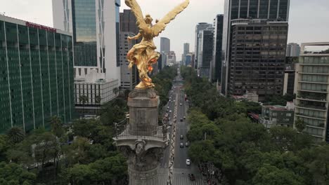 Flying-behind-the-Angel-of-Independence,-symbol-of-Mexico-City