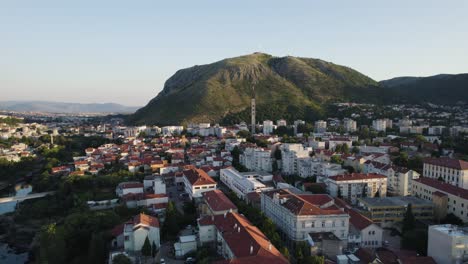 Luftpanorama-Der-Stadt-Mostar-Mit-Ikonischer-Architektur-Und-Hügelkulisse